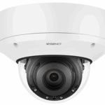 Cámara Domo 2MP con IA, Antivandalica / Lente Motorizado de 4.38 A 9.33mm / P-Iris, WDR 120dB / Ranura SD / IP66 IP67 IP6K9K IK10+ NEMA4X